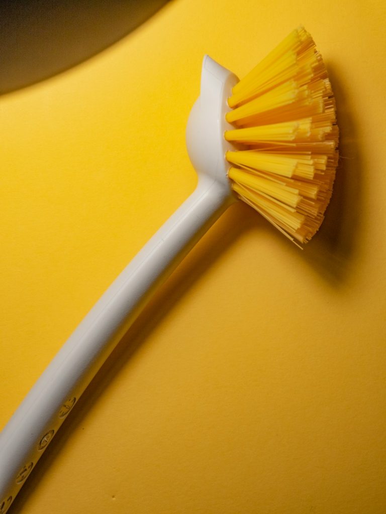 Brosse blanche et jaune pour l’entretien
