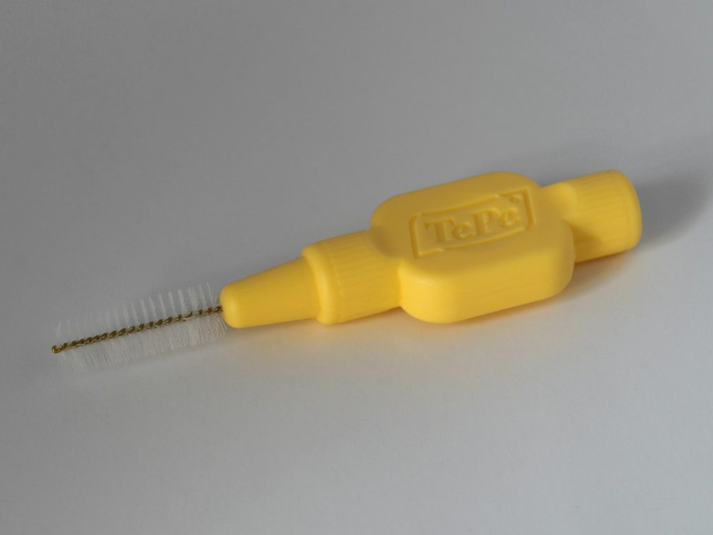 Brosse de nettoyage à manche jaune