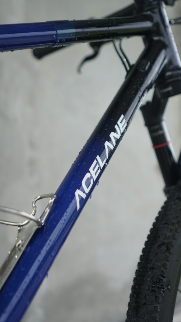 Cadre de vélo bleu avec emplacement pour bidon
