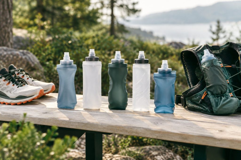Cinq flasques running souples de 500 ml près de chaussures de course