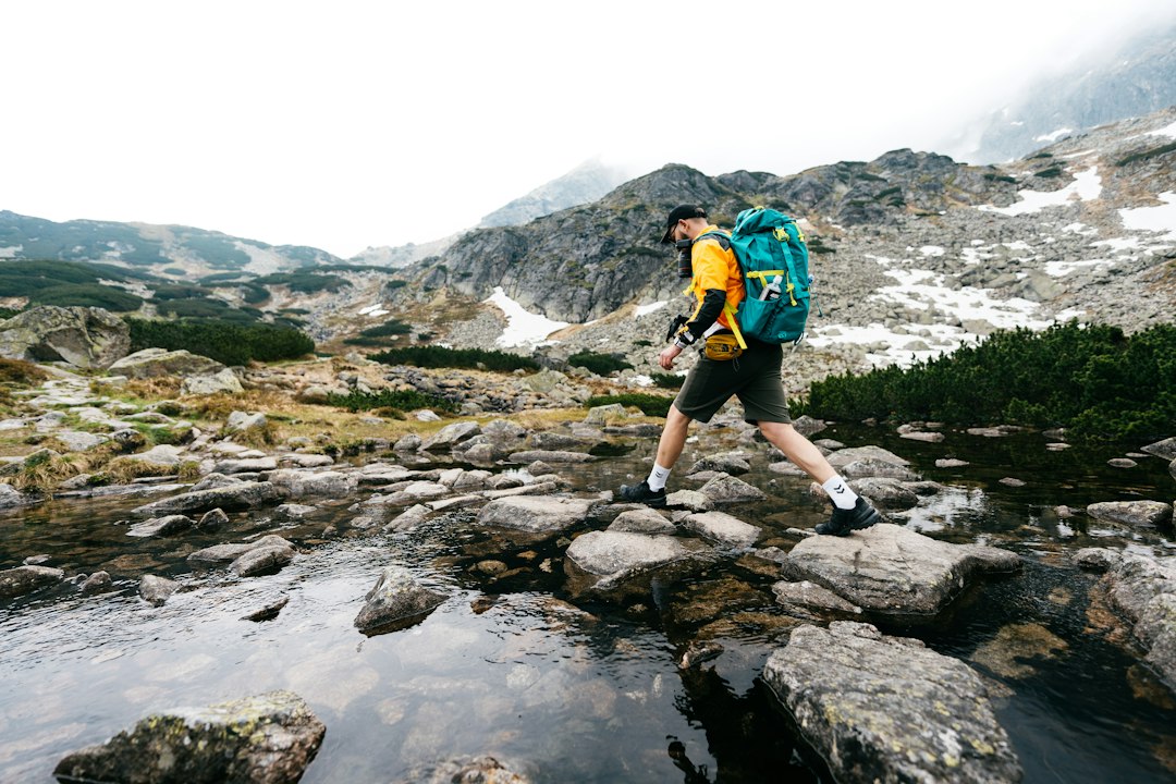 Gourde de randonnée près d’un sac sur un sentier