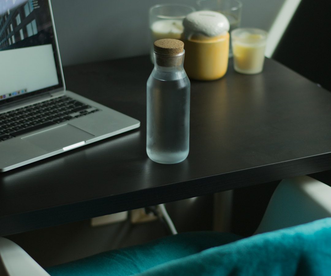 Gourde posée à côté d’un ordinateur portable sur un bureau