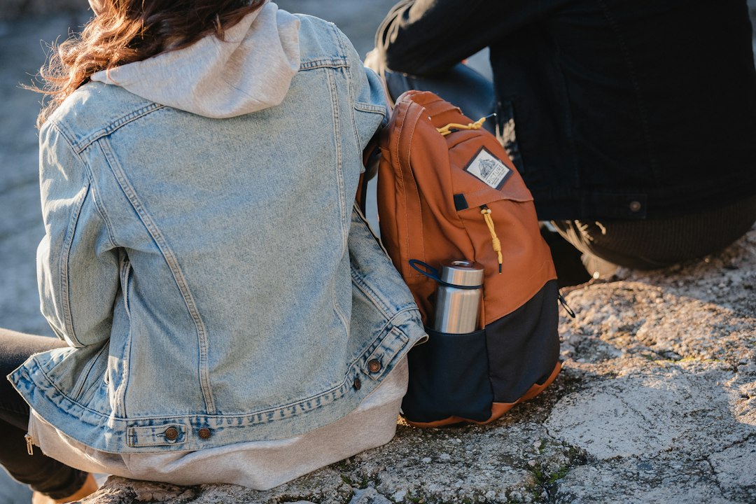 Gourde pour enfant près d’un sac d’école