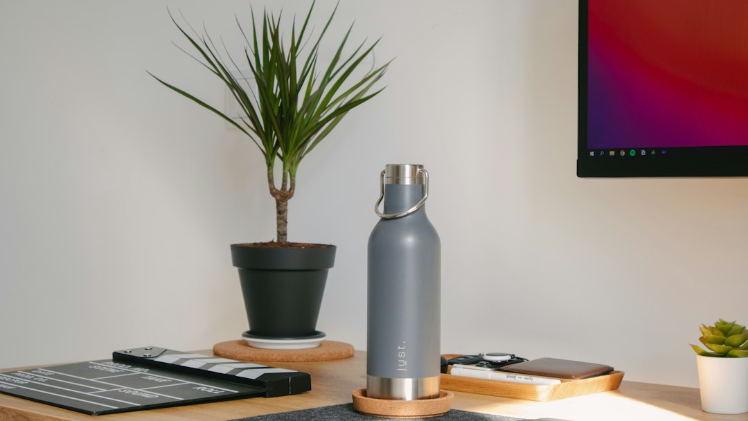 Gourde réutilisable posée sur un bureau moderne