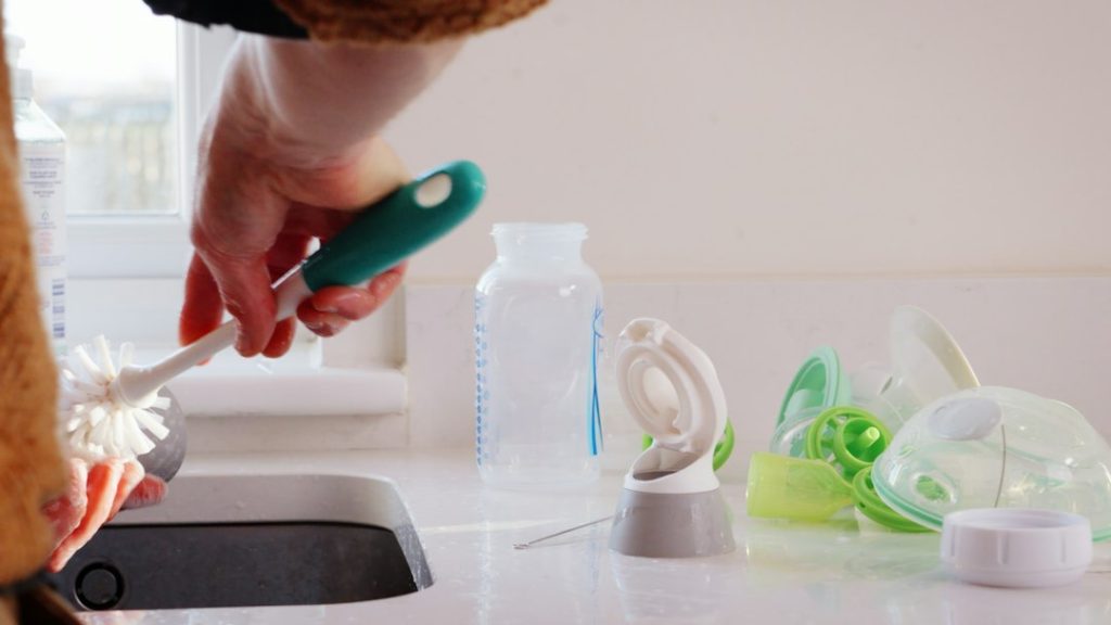 Nettoyage à la brosse près d’un évier