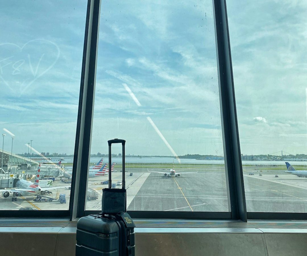 Valise de voyage professionnel près d’une fenêtre