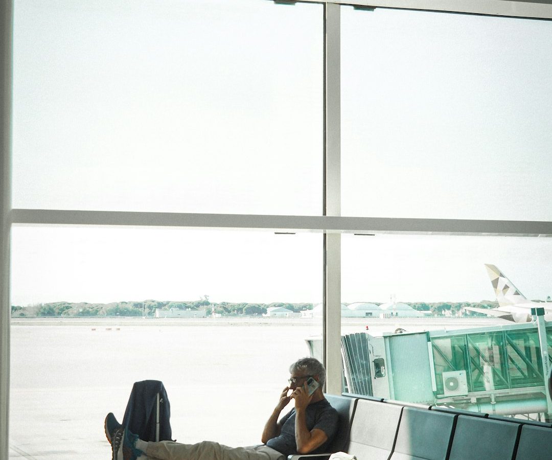 Voyageur dans une salle d’attente d’aéroport